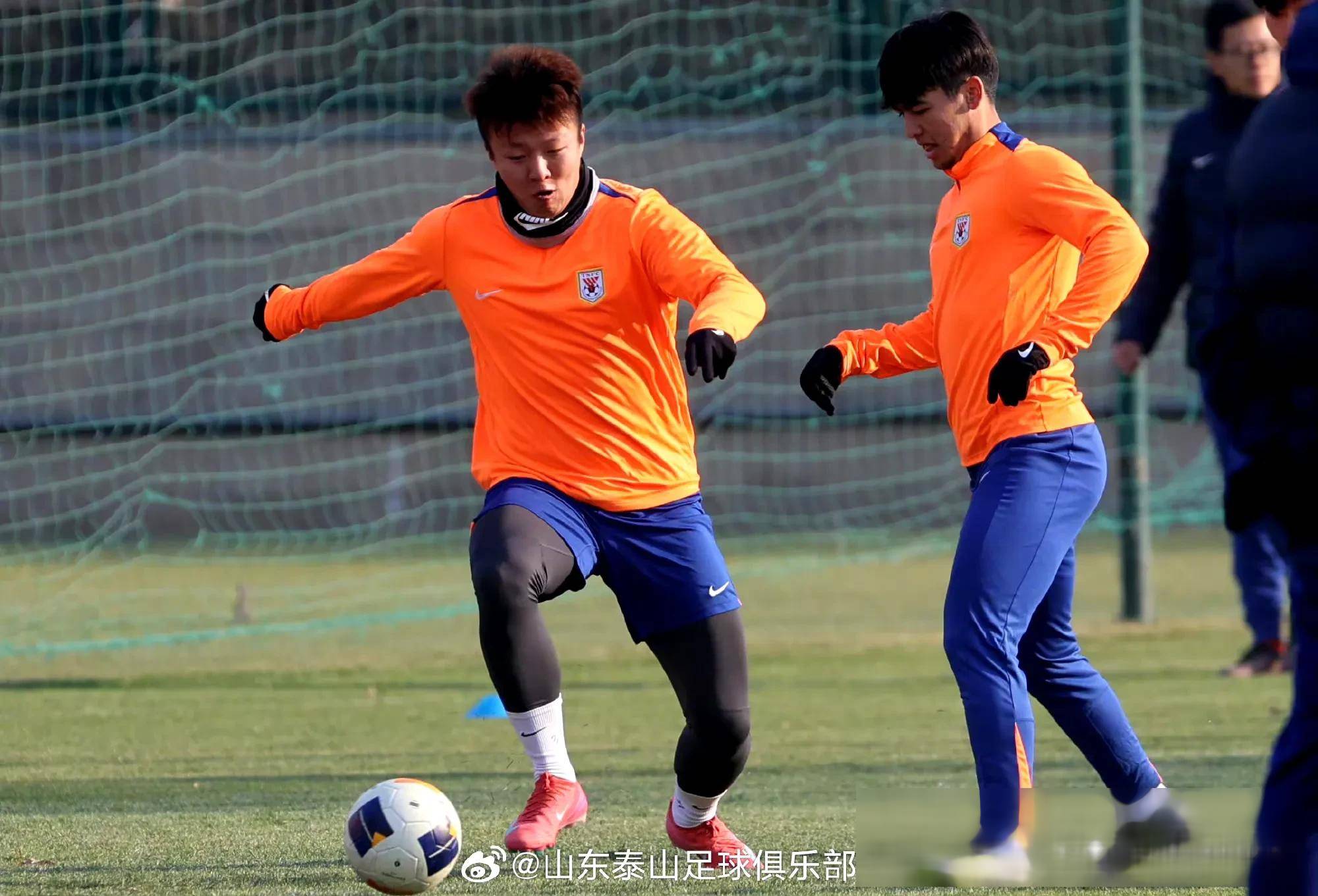 星空体育 -包含亚冠倒计时，山东泰山赛前复出首秀，细节引发关注，更衣室稳定，医务组通报恢复的词条